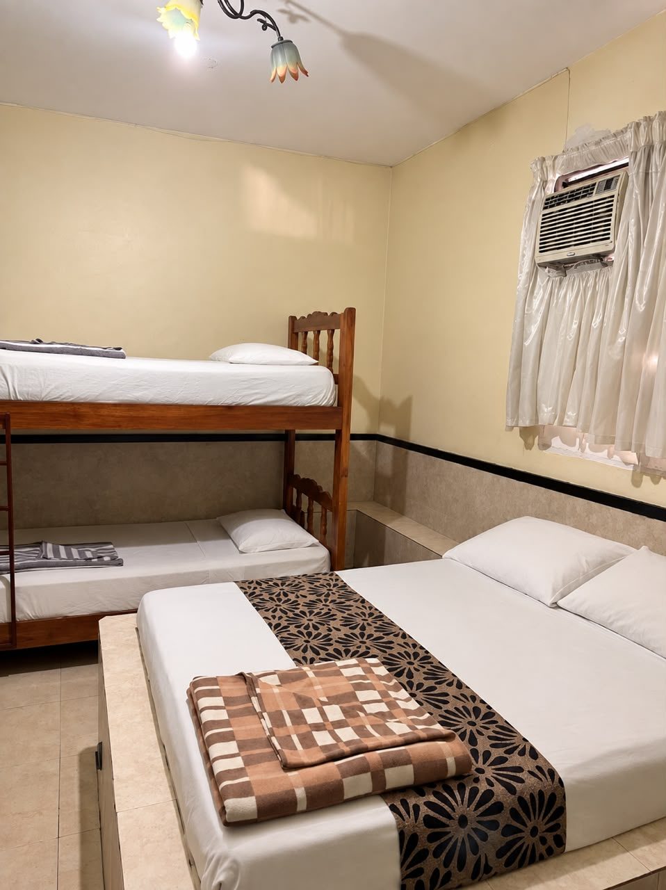 Habitación Cuádruple con litera de madera y cama matrimonial